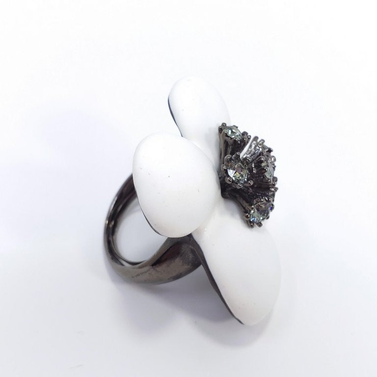 Oscar de la Renta Painted Grapefruit Flower Ring, Gray, White