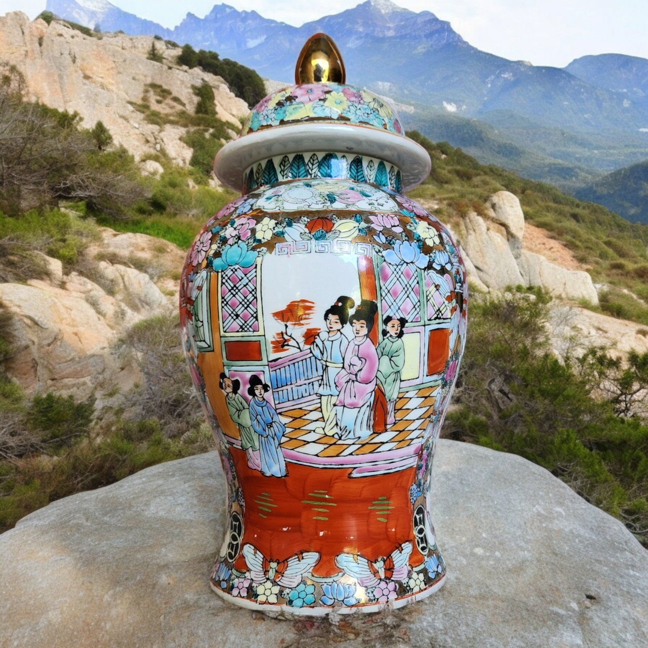 Antique Chinese Large Decorative Porcelain Jar with Lid