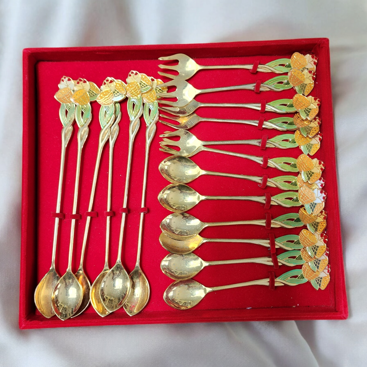 Best Selection 24K Gold Plated High Fashion Tableware Set of 18