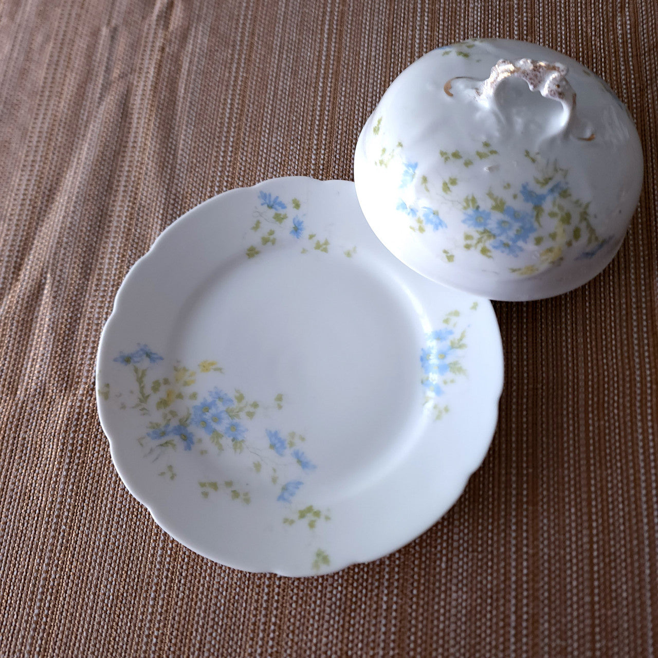 CARLSBAD Blue Flowers Round Covered Butter