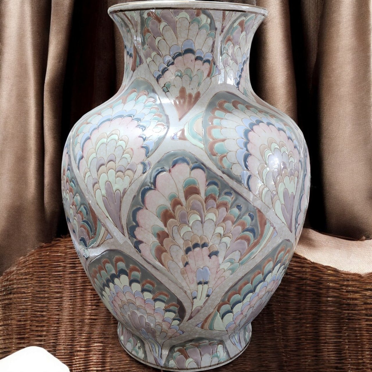 Antique Qing Dynasty Chinese Porcelain Handpainted Flower Vase