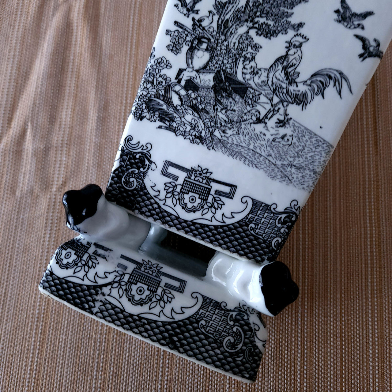De Chang Tao Ci Black & White Rooster Vase