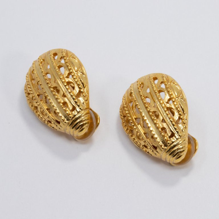 Oscar de la Renta Scarab Clip On Earrings In Gold