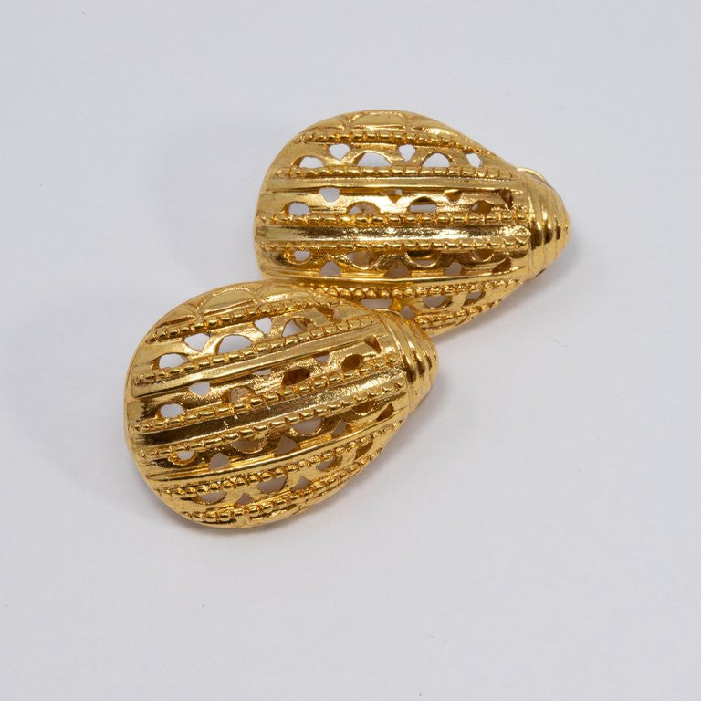 Oscar de la Renta Scarab Clip On Earrings In Gold