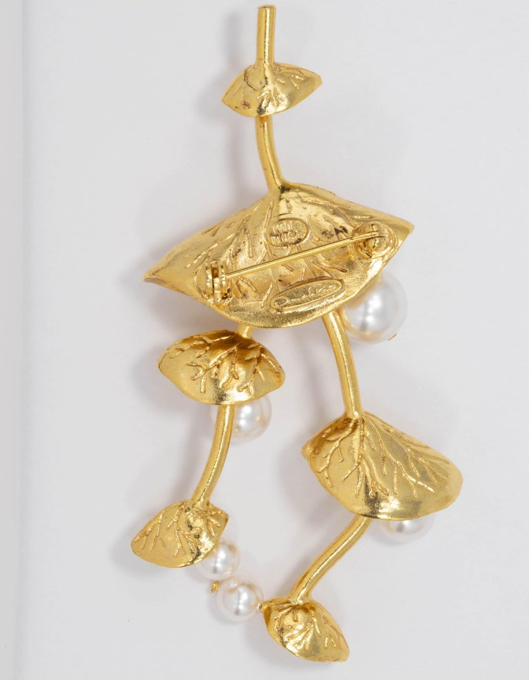 Oscar de la Renta Dangling Pearl Vine Flower Pin Brooch in Gold