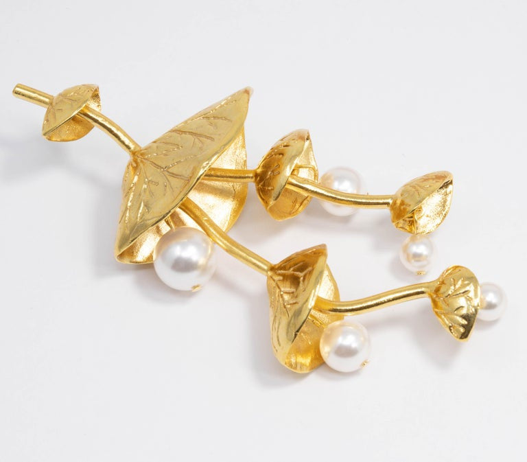 Oscar de la Renta Dangling Pearl Vine Flower Pin Brooch in Gold