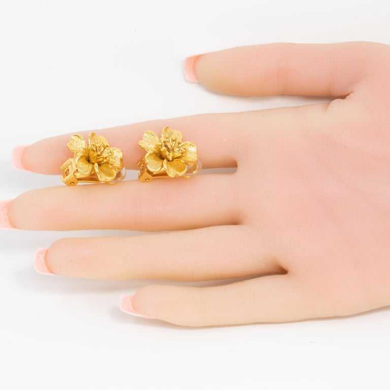 Oscar de la Renta Gold Bold Button Flower Clip On Earrings  Contemporary
