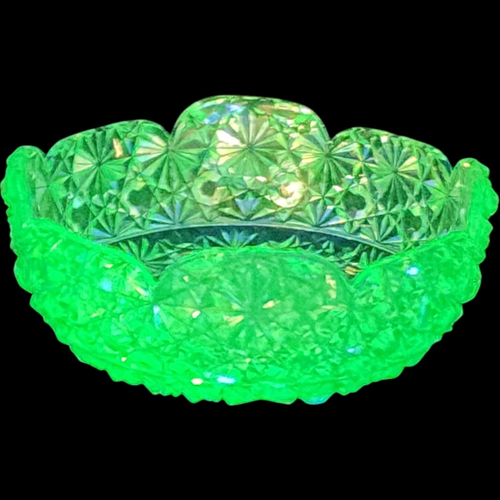4" L.G. Wright Light Green Uranium Glass Daisy and Button Scalloped Bowl