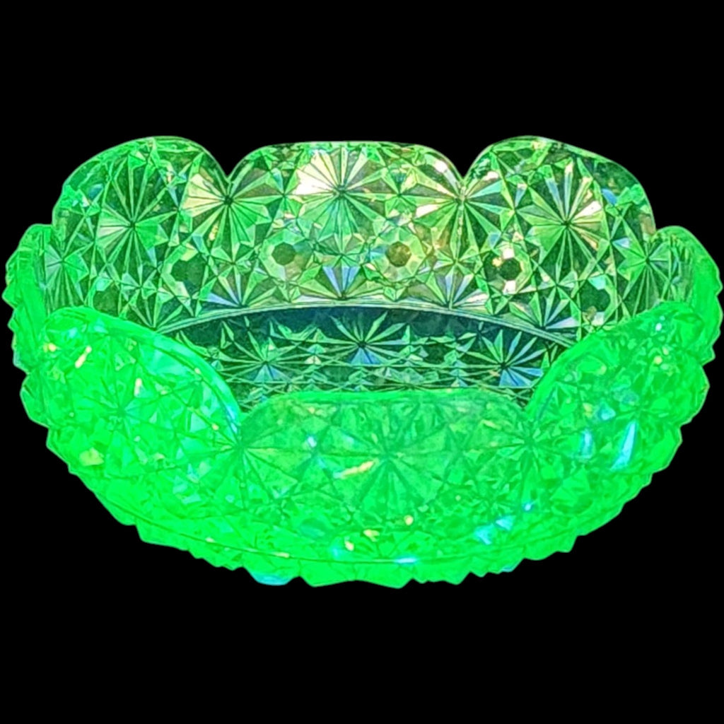 4" L.G. Wright Light Green Uranium Glass Daisy and Button Scalloped Bowl