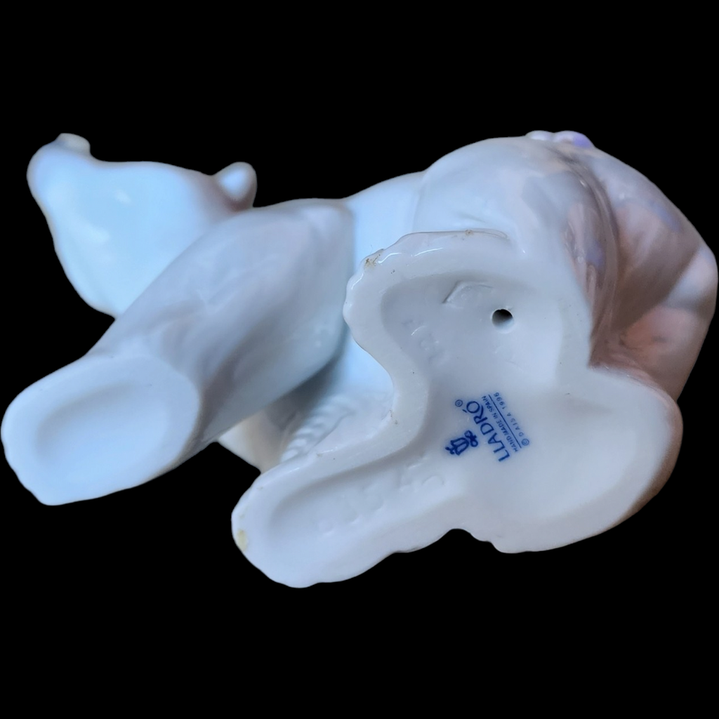 Lladro Animals-Wild Attentive Polar Bear With Flowers Figurine Collectible