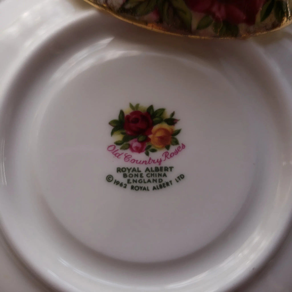ROYAL ALBERT Old Country Roses Footed Cup & Saucer Set