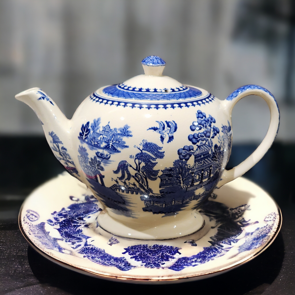 Sadler Blue Willow Design Teapot & Lid England 5CUP